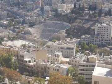 I Amman, udsigt fra citadellet mod det græsk-romerske teater