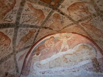 QasrAmra med tidlig islamisk arkitektur fra årene 723-743. Mest interessant er freskerne, der viser dyr og mennesker (endda nøgne kvinder), hvilket ikke er normalt for islamisk kunst
